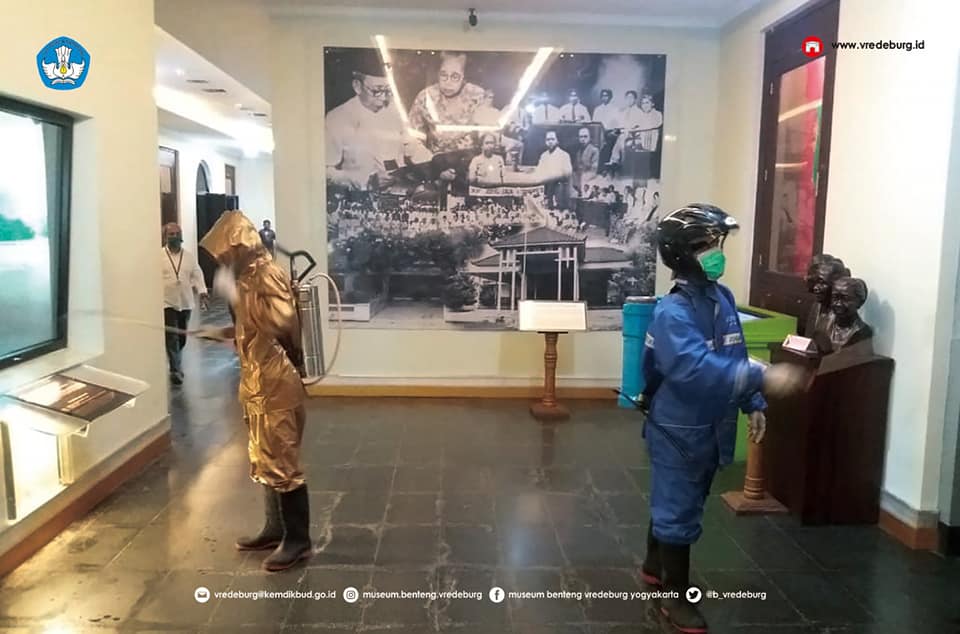 You are currently viewing Upaya Museum Benteng Vredeburg Mencegah Virus Corona, Disinfektan Disemprotkan