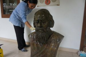 Pembersihan patung perunggu Rabindranath Tagore