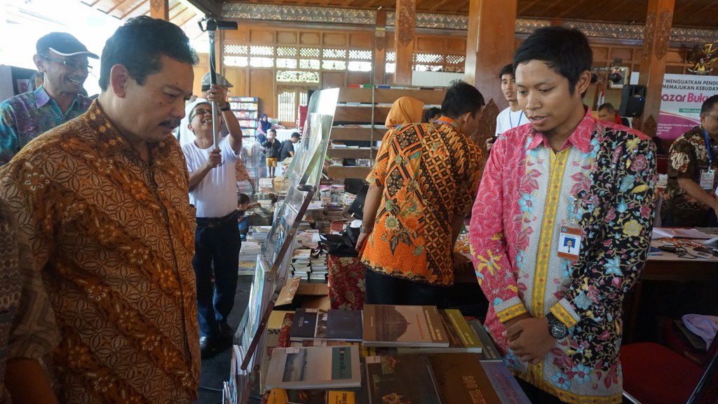 You are currently viewing Kunjungan Sekretaris Jenderal Kemdikbud di Bazar Buku Murah Solo