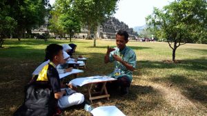 Read more about the article Belajar Menggambar Potret di Candi Borobudur
