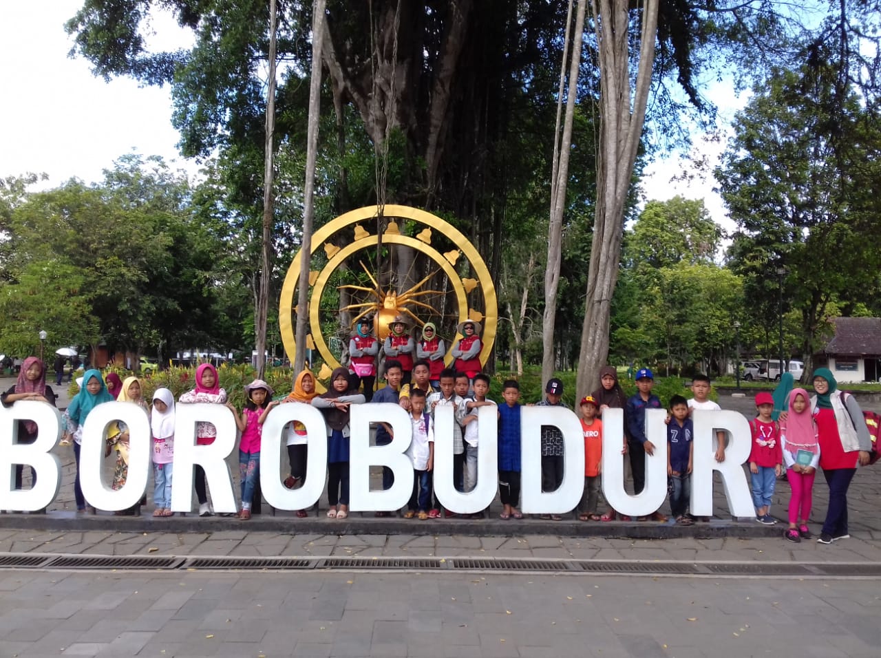 You are currently viewing Senyum Ceria Anak Yatim di Borobudur