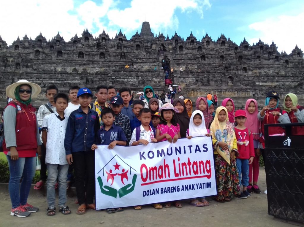 Senyum Ceria Anak Yatim di Borobudur