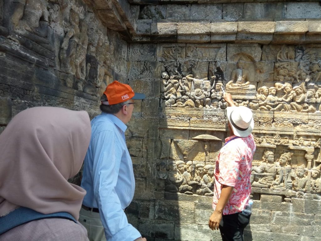 Ahli Jerman Kagumi Relief Jamu Candi Borobudur