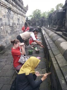 Read more about the article Asyiknya Relawan Jepang Bersih Candi Borobudur