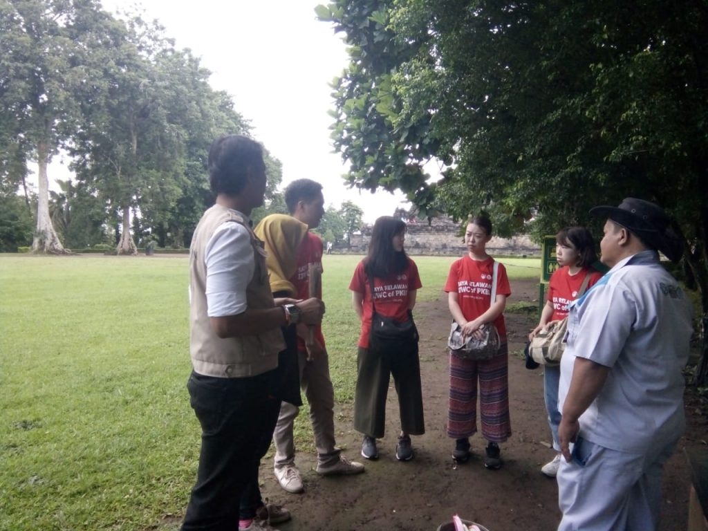 Asyiknya Relawan Jepang Bersih Candi Borobudur