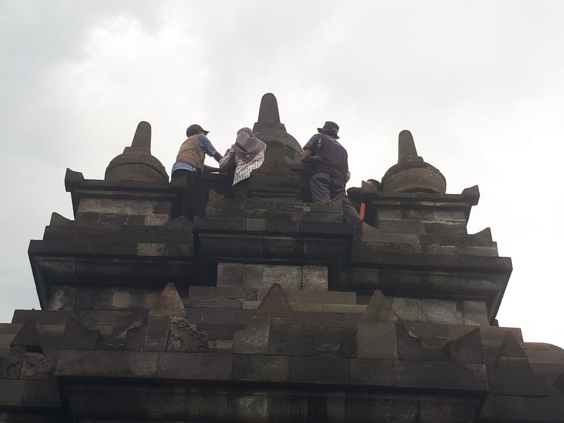 You are currently viewing Observasi Pengelupasan Mortar pada Nat Atap Candi Pawon