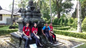 Read more about the article Relawan Asing Belajar di Borobudur