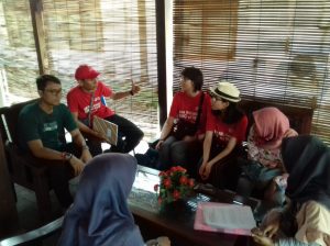 Relawan IIWC belajar di Borobudur