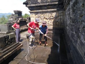 Read more about the article Belajar Membersihkan Mikroorganisme Candi Borobudur