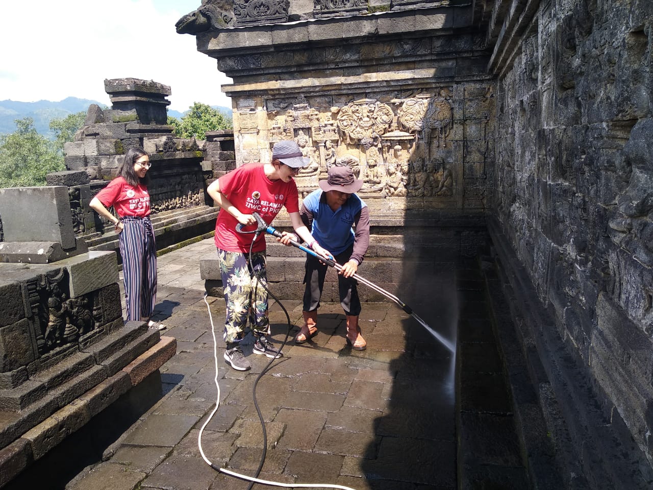 You are currently viewing Belajar Membersihkan Mikroorganisme Candi Borobudur