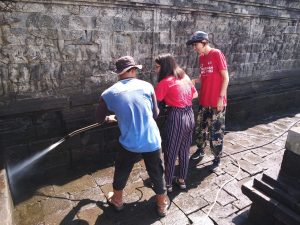 Belajar Membersihkan Mikroorganisme Candi Borobudur