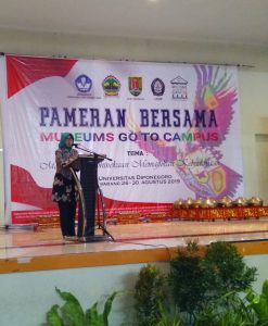 Pameran dibuka oleh Dekan Fakultas Ilmu Budaya Universitas Diponegoro, Nurhayati