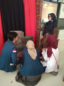Kunjungan pameran oleh para mahasiswa