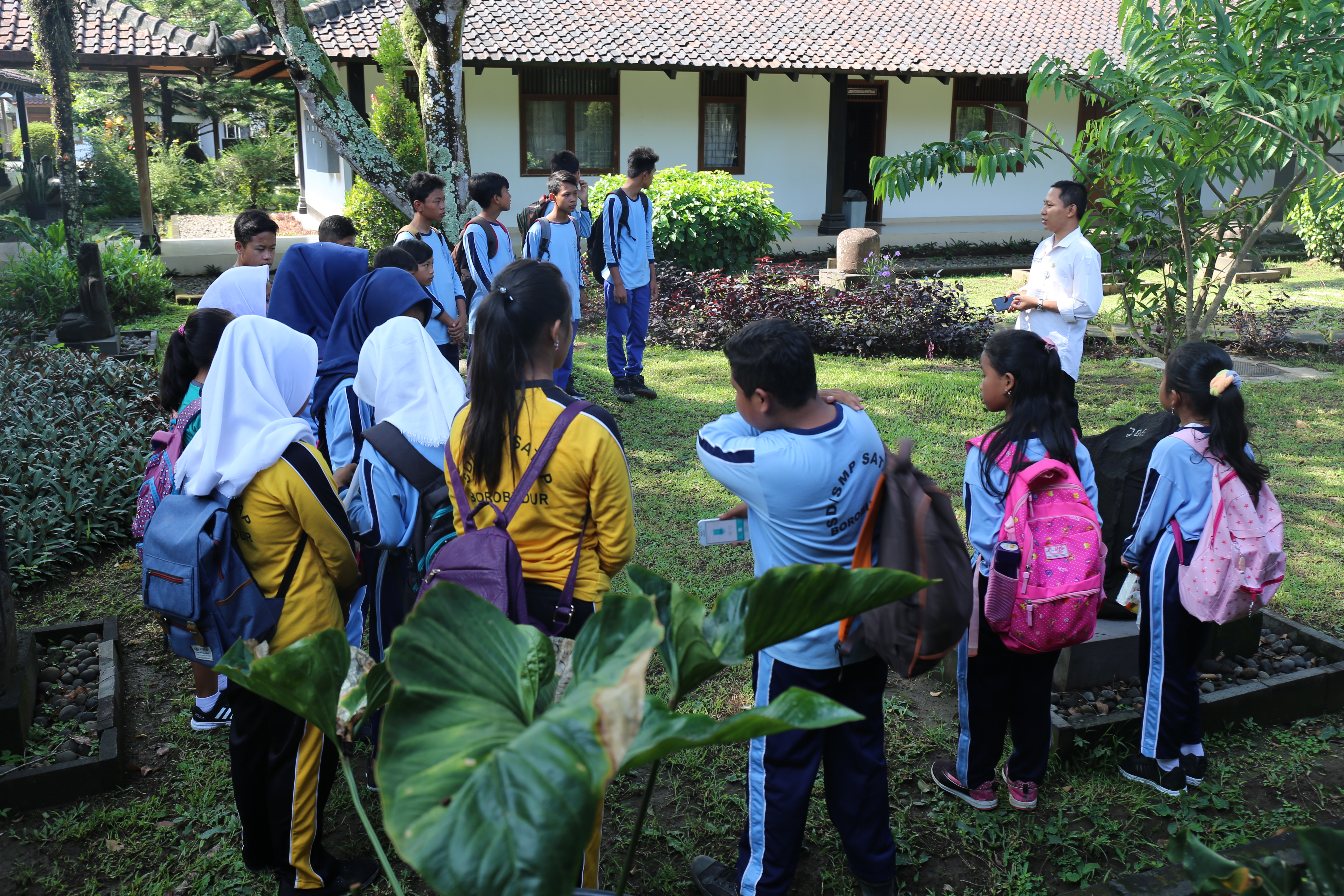 You are currently viewing Kunjungan Siswa-Siswi SD-SMP Negeri 3 Satu Atap Kerugmunggang Borobudur ke Balai Konservasi Borobudur