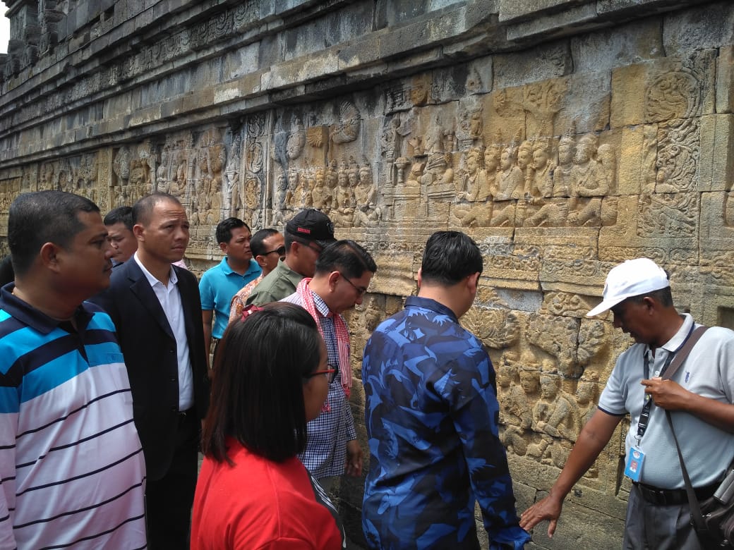 You are currently viewing Atase Pertahanan Kamboja Berkunjung ke Borobudur