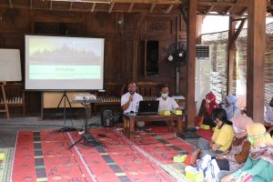 Read more about the article Workshop Pembuatan Sandal Khusus