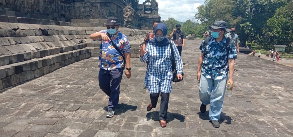 Kunjungan kerja ke Candi Borobudur dipandu oleh Kepala Balai Konservasi Borobudur