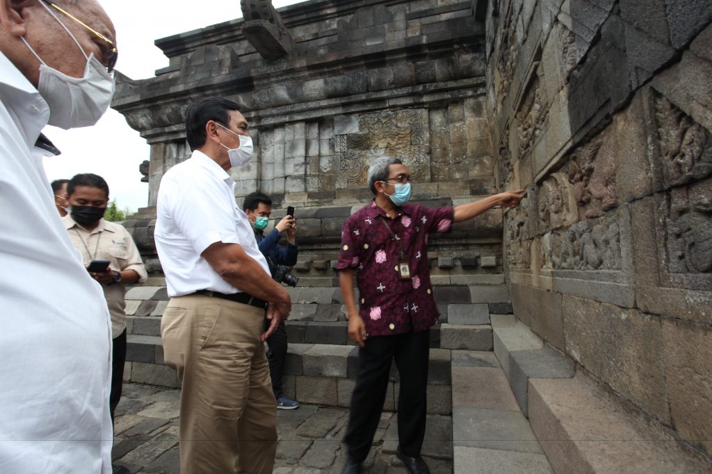 Yudi Suhartono (arkeolog BKB) menjelaskan relief Candi Mendut