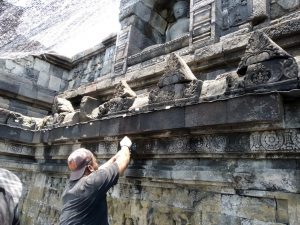 Read more about the article Konsolidasi Batu Relief Candi Borobudur