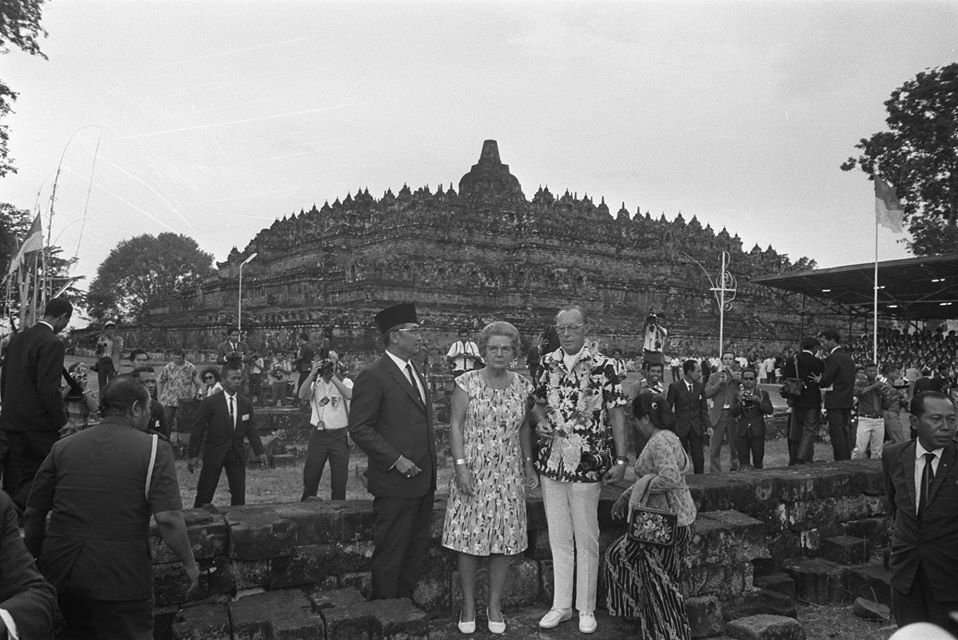 You are currently viewing Ratu Juliana dan Pangeran Bernhard Mengunjungi Borobudur