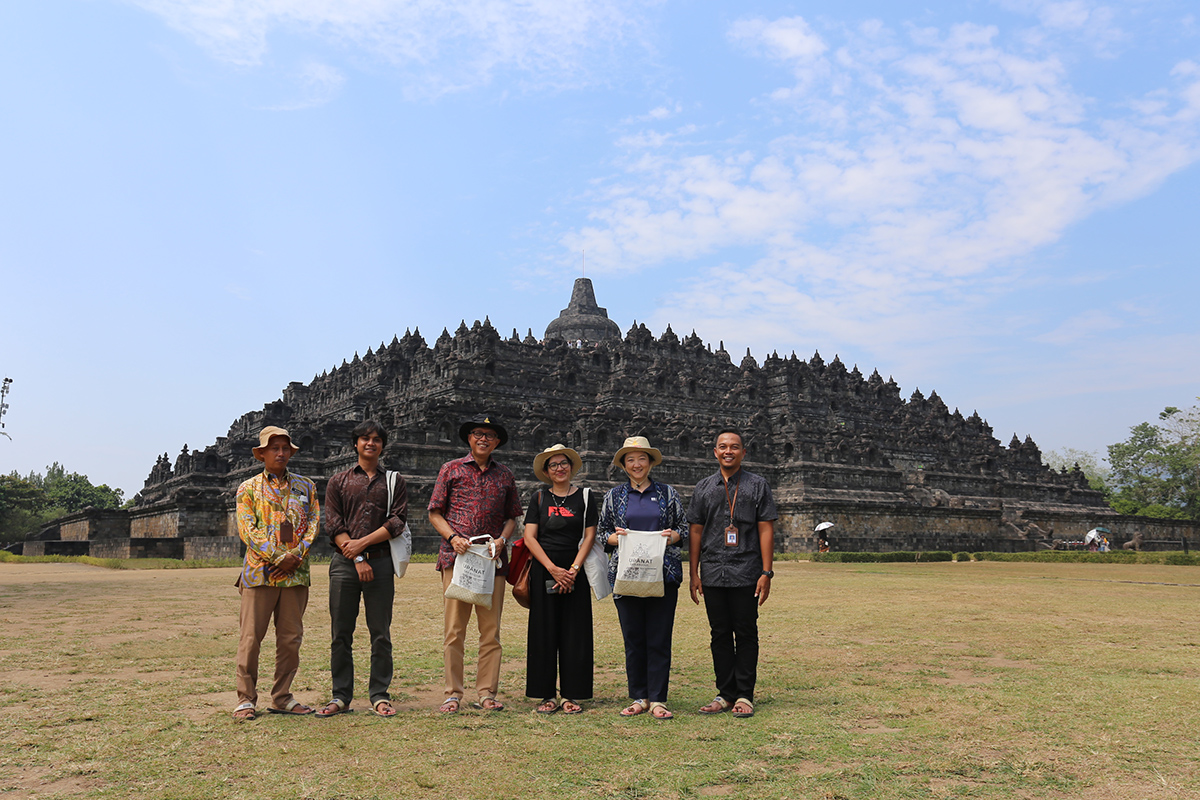 You are currently viewing Kunjungan Direktur Kantor Regional Multisektoral UNESCO di Jakarta ke Candi Borobudur