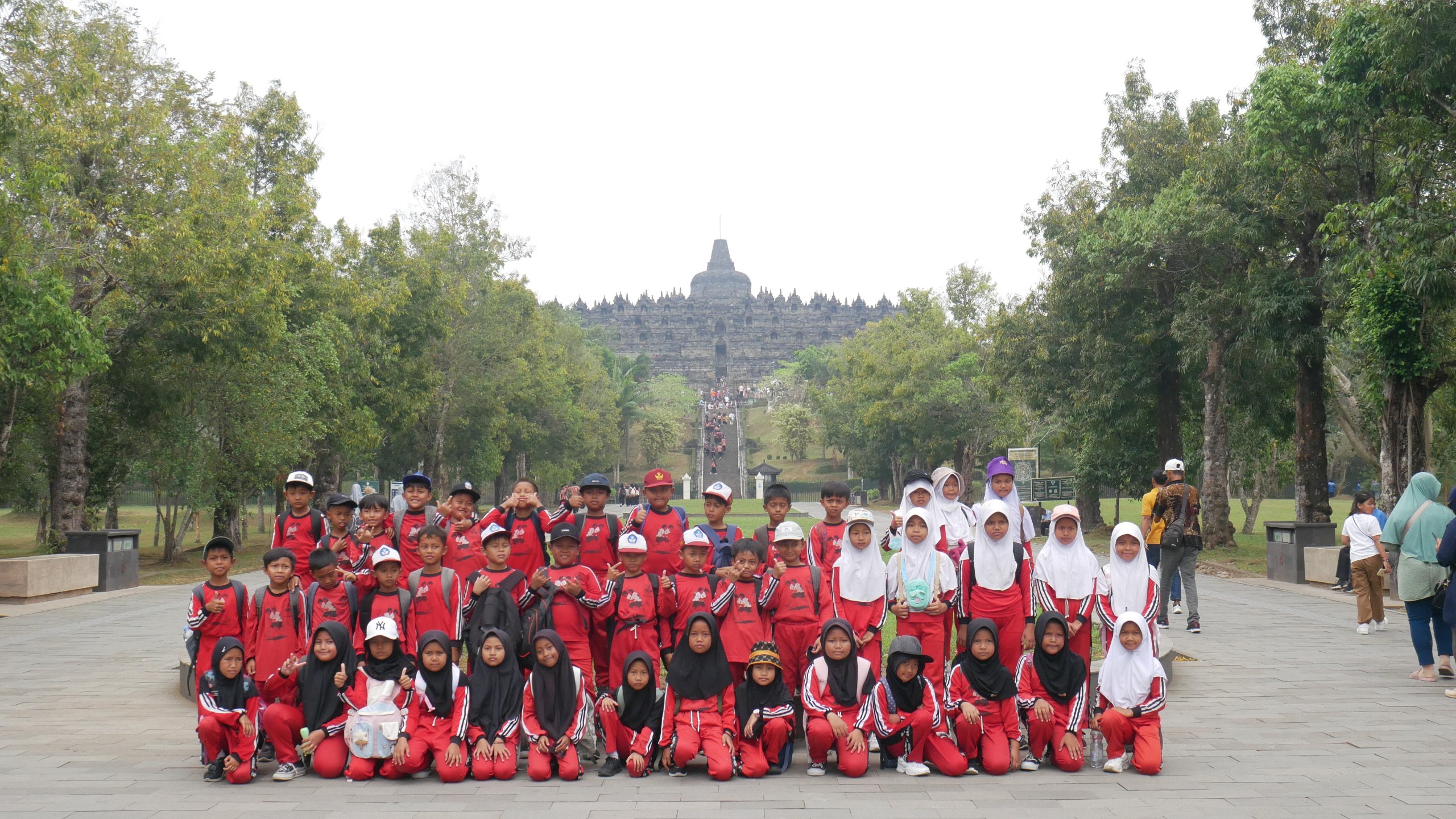 You are currently viewing Tingkatkan Pengetahuan Siswa, SDN Mranggen 1 Lakukan Kunjungan Edukasi ke Candi Borobudur