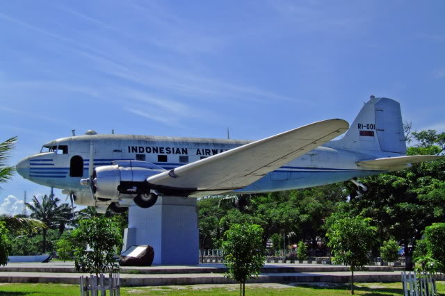 Monumen Pesawat Dakota RI-001 Seulawah ( Airways) di Lapangan Blang Padang, Banda Aceh | kebudayaan.kemdikbud.go.id