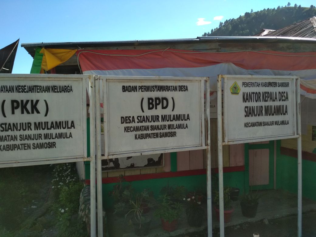  Papan  nama  kantor  Desa  Sianjur mula mula Balai 