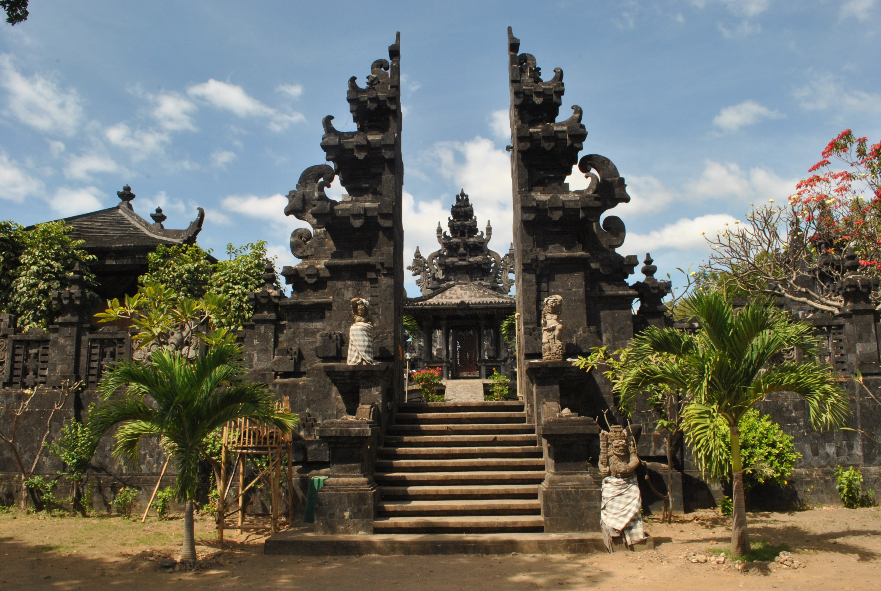 Rumah Adat Gapura Candi Bentar Bali Omong q