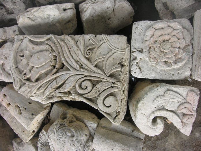 Batu Karang Berelief di Museum Situs Kepurbakalaan Banten 