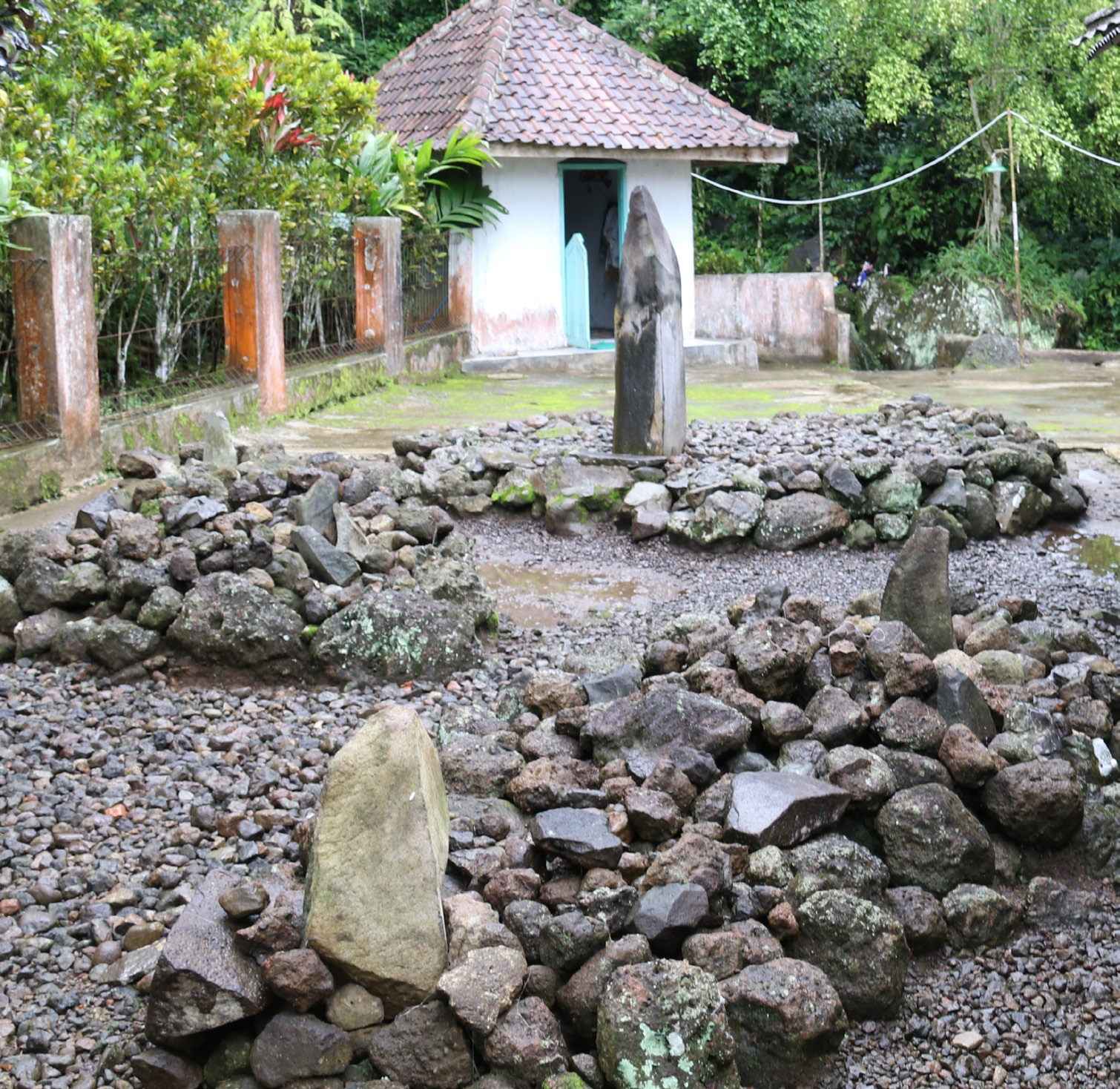 Read more about the article Situs Cagar Budaya Pasir Peuteuy, Tinggalan Prasejarah di Lereng Gunung Karang