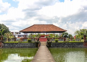 Bale Kambang di Taman Mayura