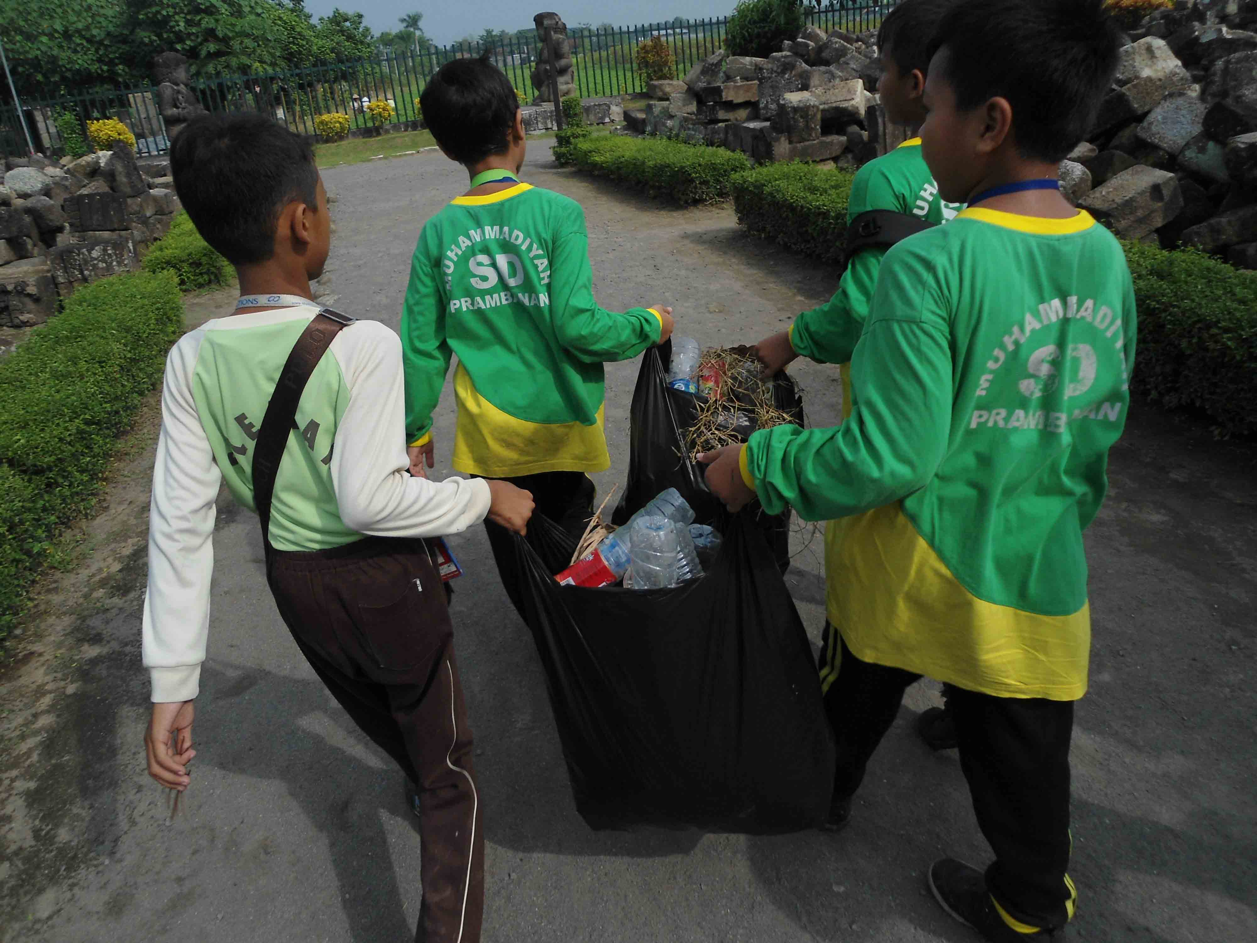 Read more about the article 70 siswa-Siswi Sekolah Dasar Muhammadiyah Prambanan peduli Candi Plaosan