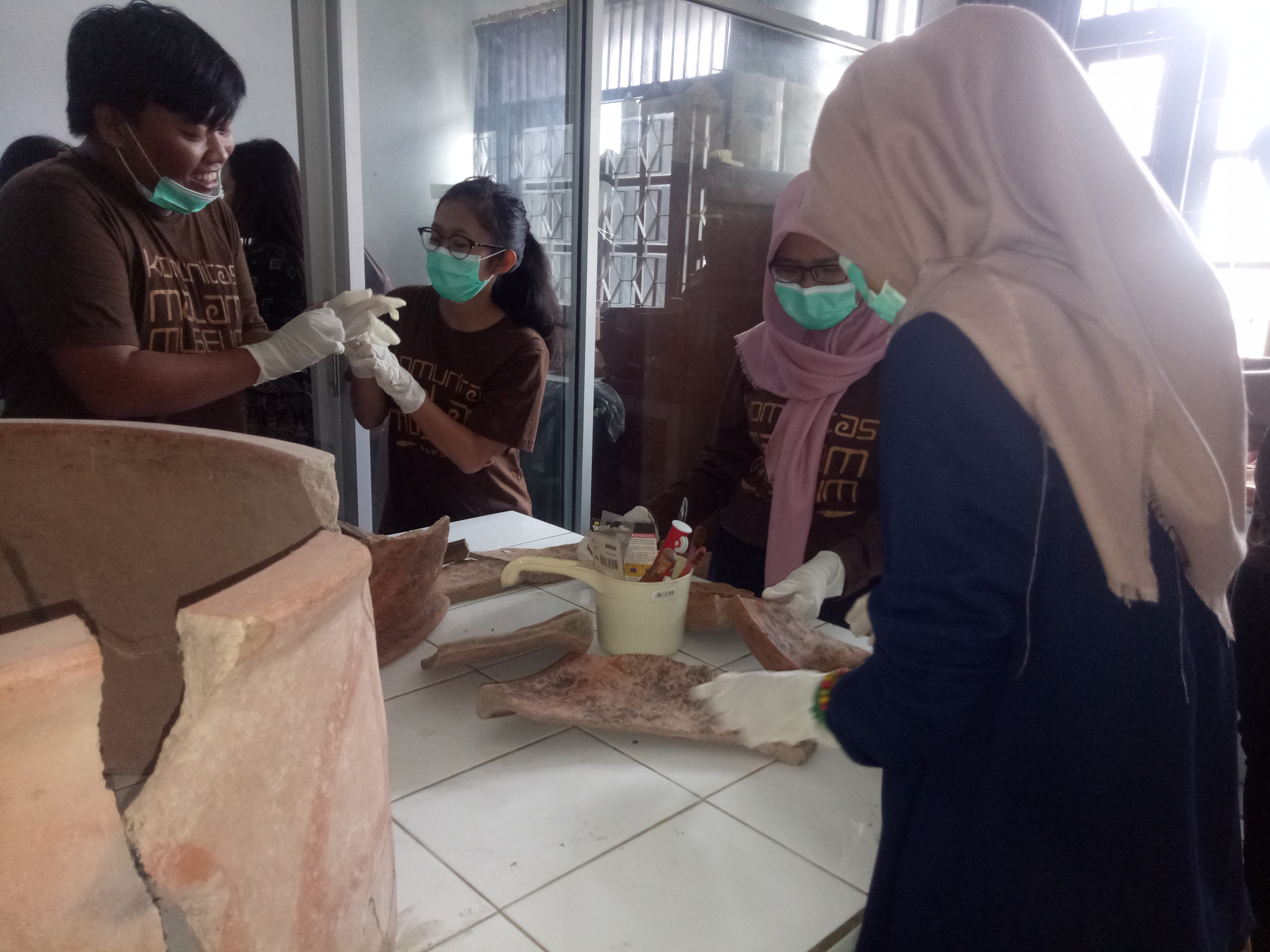 You are currently viewing Komunitas Malam Museum Belajar Konservasi Keramik di BPCB Jateng