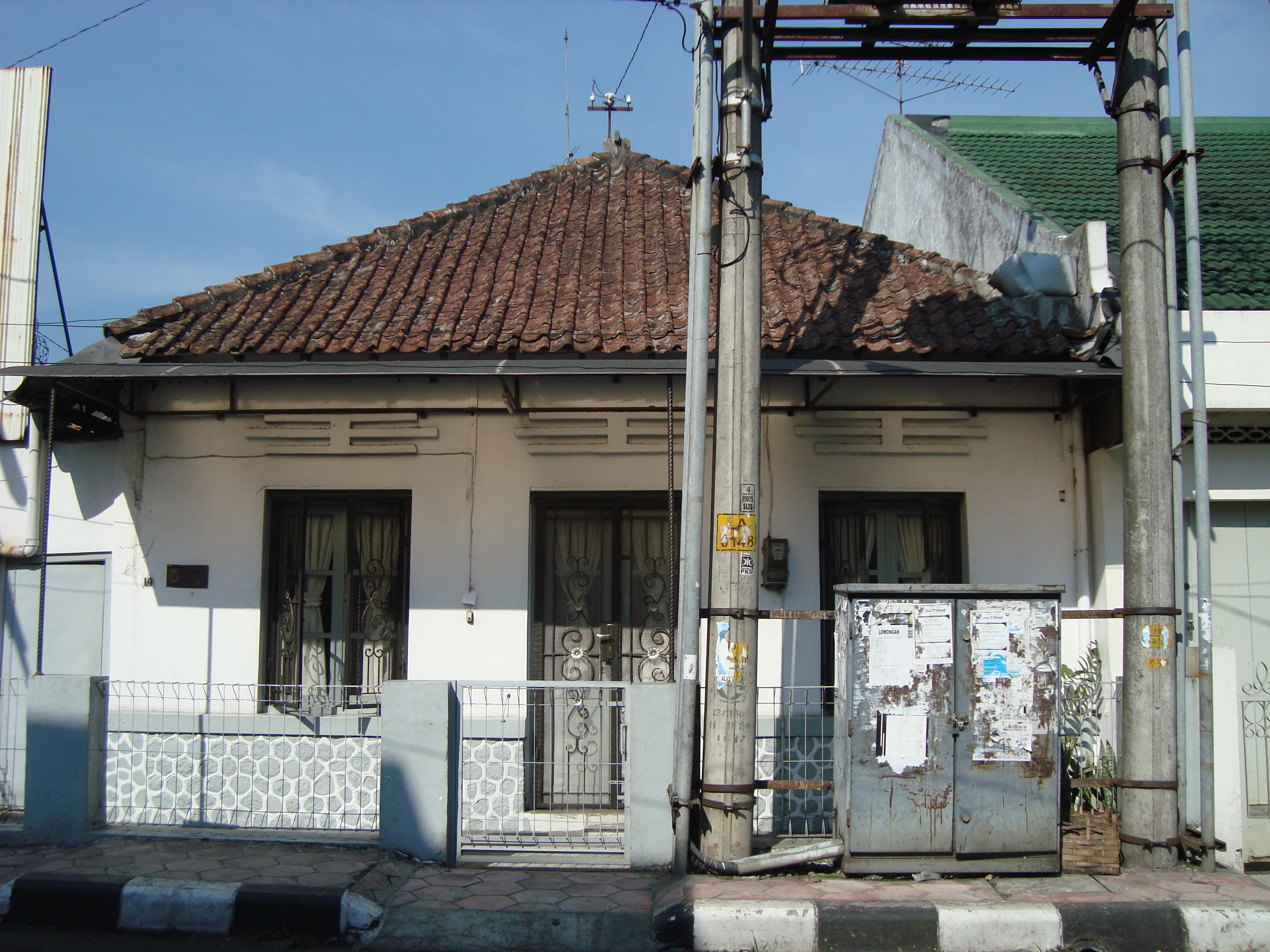 You are currently viewing Rumah Tinggal Jl. Semeru 14 Salatiga, Perpaduan Gaya Kolonial dan Cina