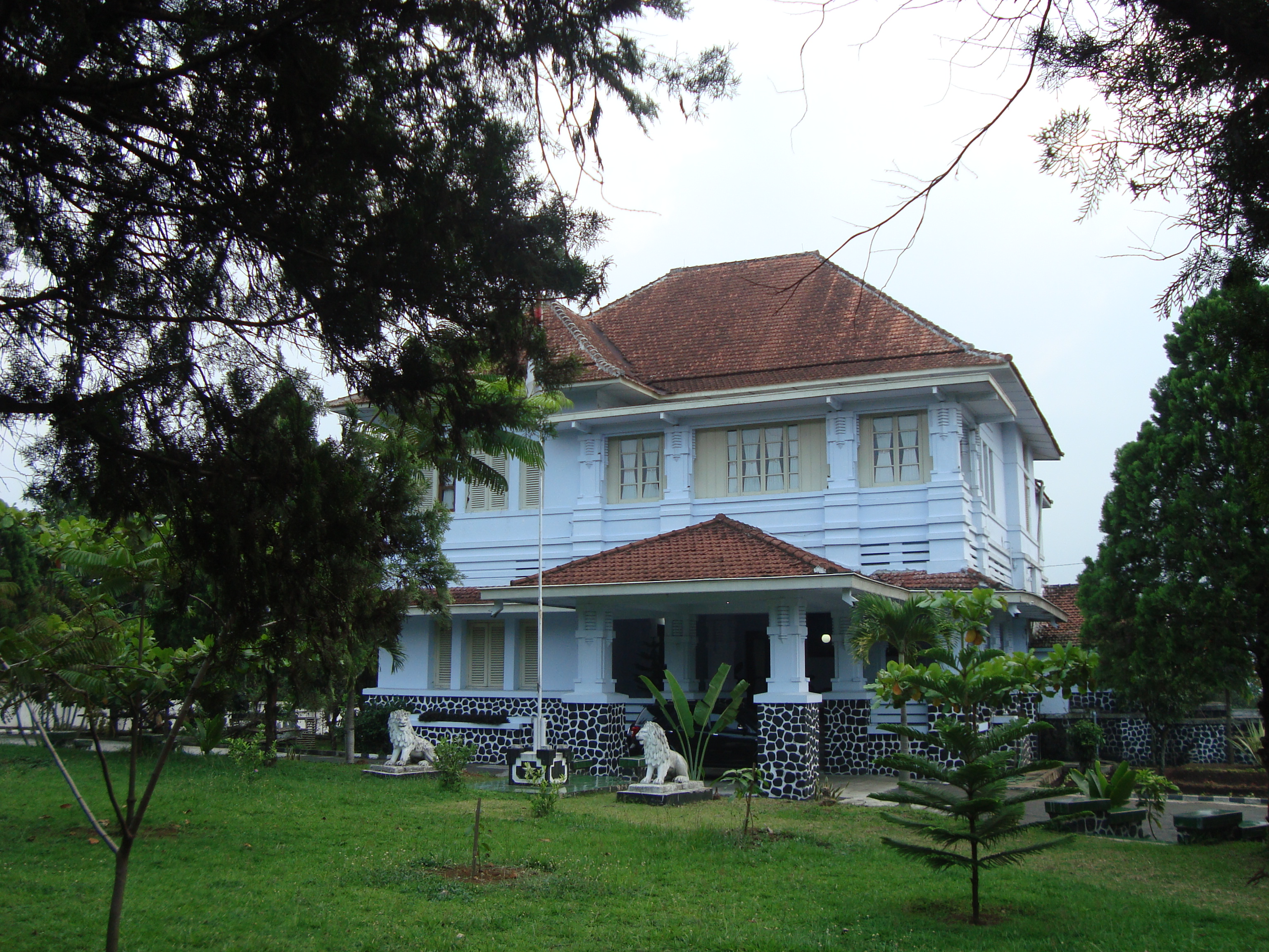 Read more about the article Kompleks Rumah Dinas Korem Salatiga, Bangunan Bergaya Art Deco Bertingkat Dua