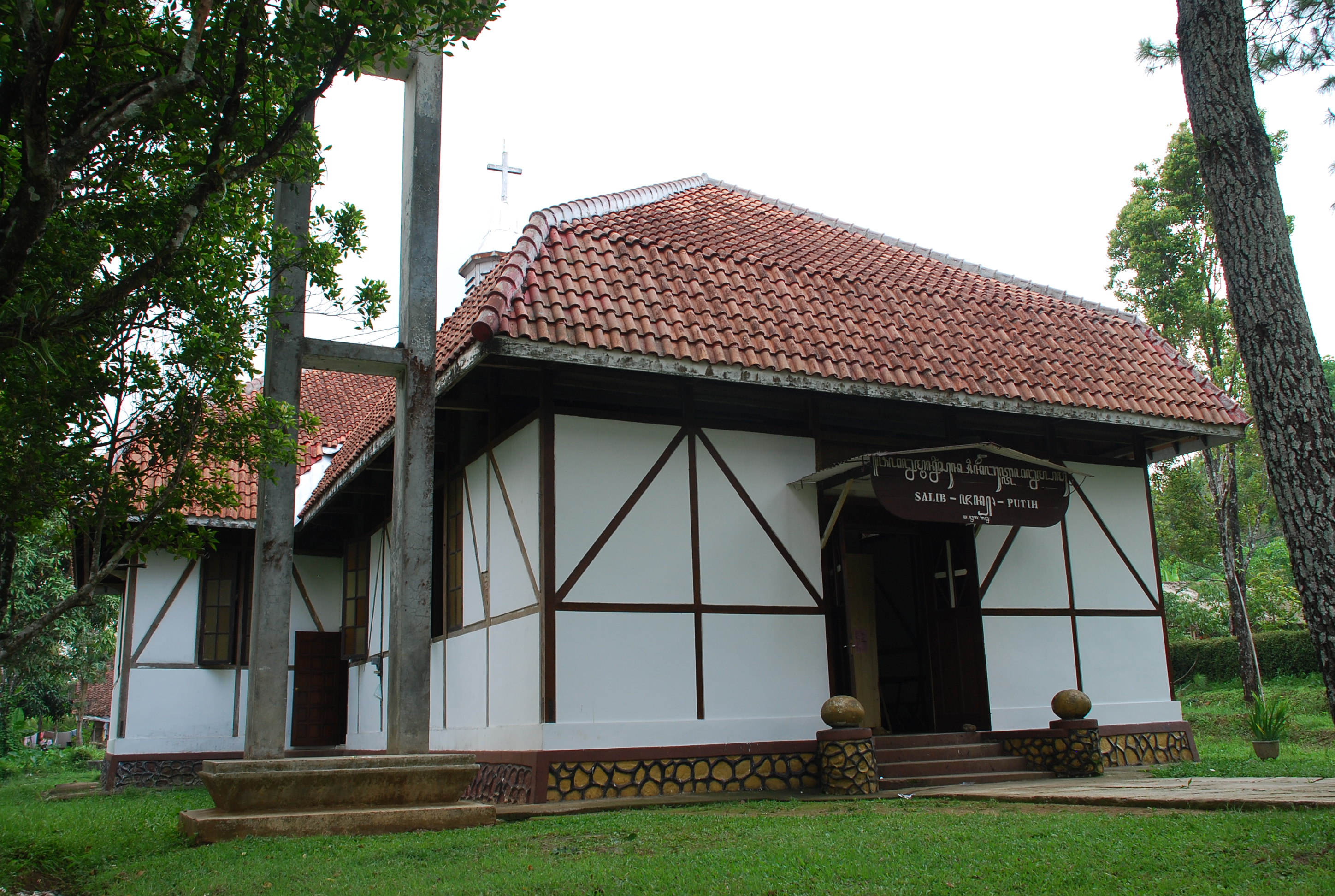 You are currently viewing Gereja Salib Putih, Bukti Sejarah Penyebaran Agama Kristen di Kawasan Semarang dan Salatiga