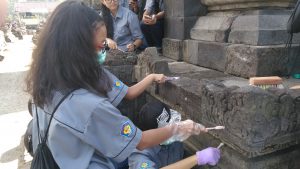 Read more about the article Mengintip Bagaimana Cara Membersihkan Batu Candi Plaosan