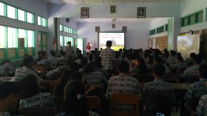 Read more about the article BPCB Jateng Sosialisasikan Cagar Budaya Melalui Bioskop Keliling di SMA PL Giriwoyo