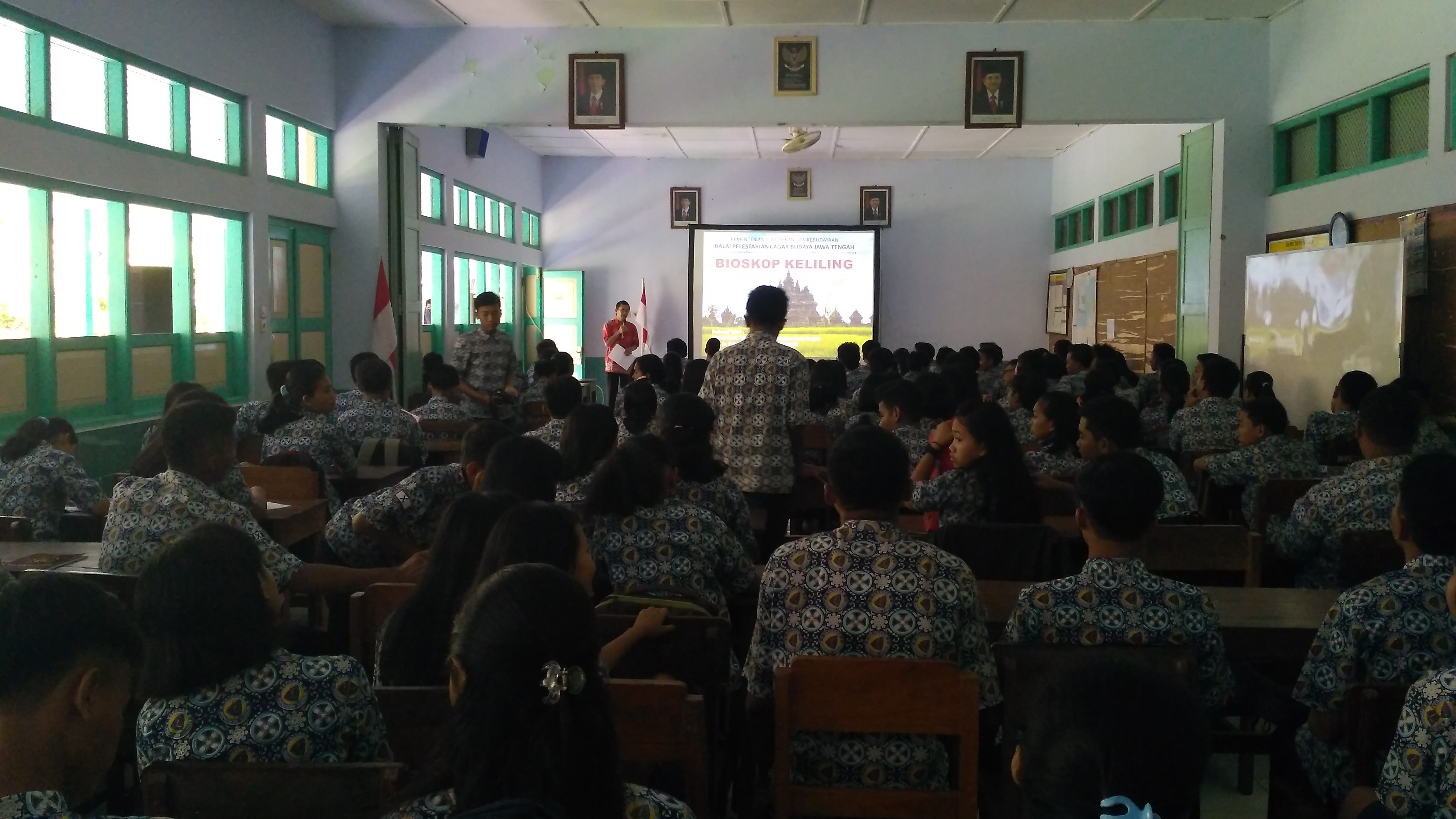 You are currently viewing BPCB Jateng Sosialisasikan Cagar Budaya Melalui Bioskop Keliling di SMA PL Giriwoyo