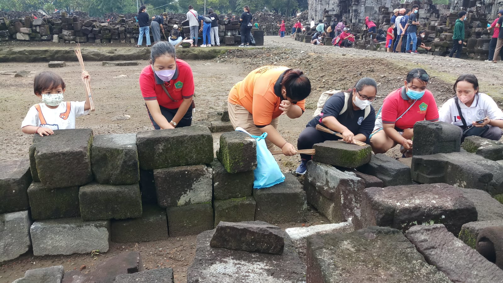 You are currently viewing Baksos Lintas Agama Di Candi Sewu