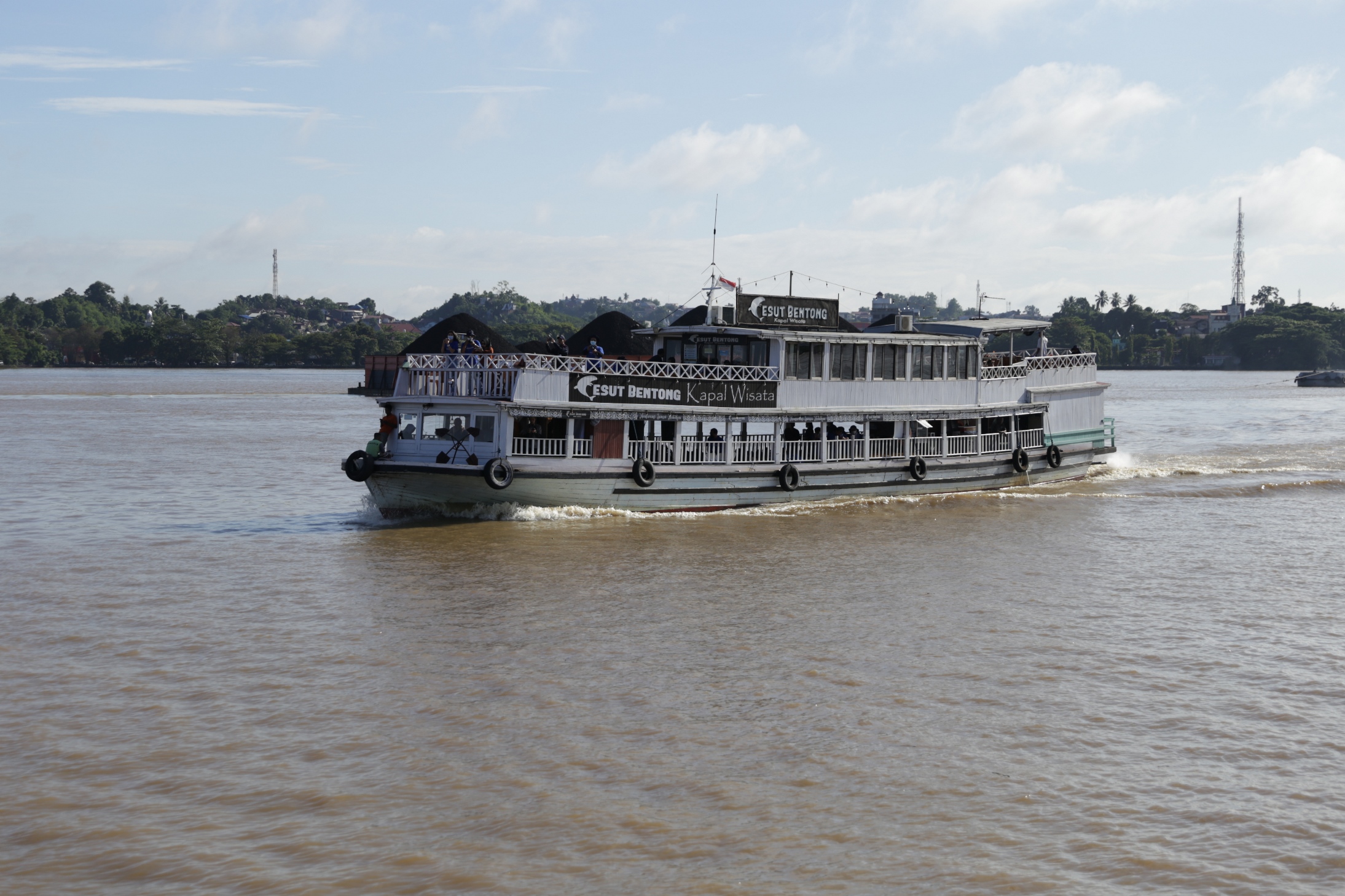 Di Kalimantan Sungai Sebagai Sarana Transportasi