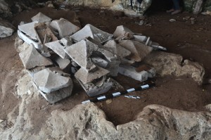 Peti kubur berbahan kayu yang ditemukan pada Gua Andomo
