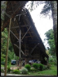 Rumah Adat Rambu Saratu