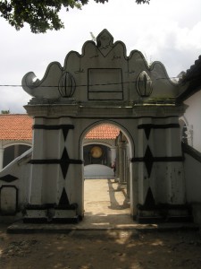 gerbang masjid Kenari
