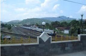 Stasiun kereta api Kota Banjar dilihat dari atas viaduct