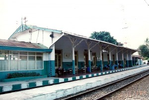 Peron stasiun KA Serang