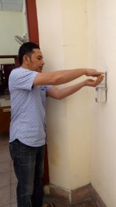 Read more about the article Pemasangan Hand Sanitizer di Lingkup Kerja BPCB Sulsel