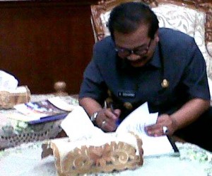 Gubernur Jawa Timur (Pakde Karwo), menandatangani SK Kawasan Cagar Budaya Gunung Penanggungan sebagai CB peringkat Provinsi.