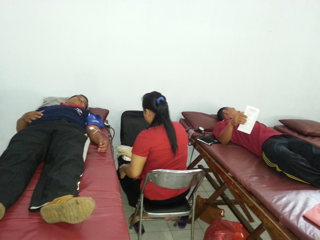 Petugas PMI Mengambil Darah Pendonor